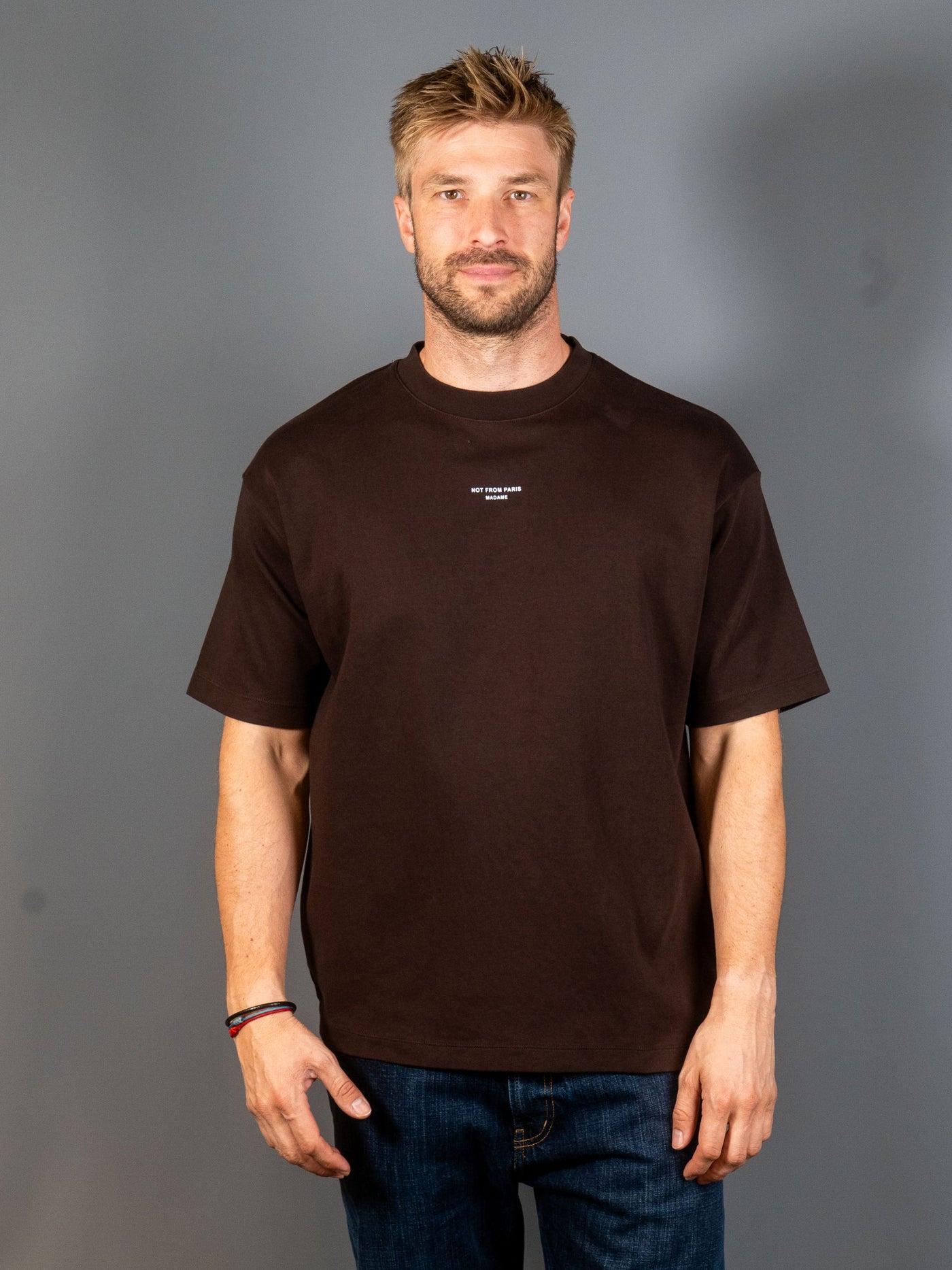 Le T-shirt Slogan Classique – Brun